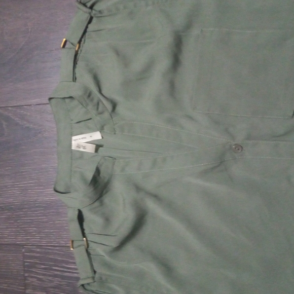 Light green sleeveless button down top - Picture 2 of 3